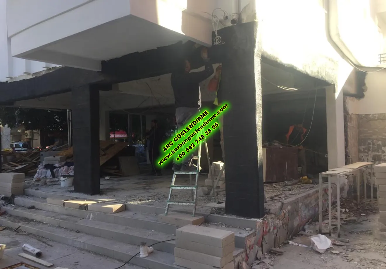 Betonarme yapıların güçlendirilmesi için kullanılan bir yöntem olan CFRP güçlendirme, yapıların dayanıklılığını arttırmak için yapılır. Kolon ve kiriş gibi yapısal elemanların güçlendirilmesinde kullanılan bu yöntemde, karbon fiber takviyeli polimer (CFRP) veya elyaf takviyeli polimer (FRP) malzemesi kullanılır.